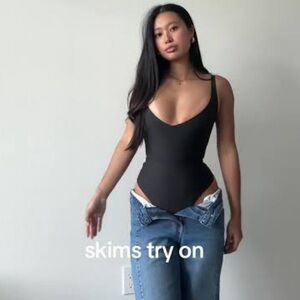 NWOT SKIMS BODY
UNLINED PLUNGE THONG
BODYSUIT in size Medium